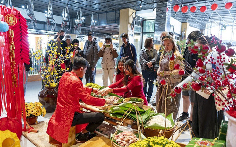 Du khách quốc tế trải nghiệm Tết Việt ở Khu du lịch Sun World Bà Nà Hills, Đà Nẵng. (Ảnh ANH ĐÀO)
