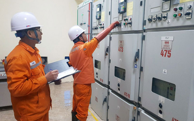 Công nhân Đội Quản lý vận hành lưới điện cao thế Quảng Ninh (Công ty Điện lực Quảng Ninh) vận hành Trạm biến áp 110 kV Móng Cái. (Ảnh HOÀNG NGA)