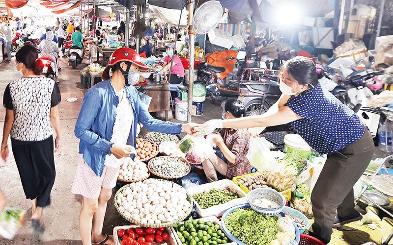 Hoạt động kinh doanh, buôn bán tại chợ Nhật Tân, quận Tây Hồ. (Ảnh MINH SƠN)