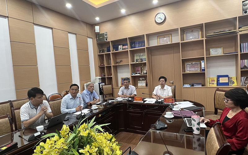 Các chuyên gia tham gia cuộc họp Tổ chuyên môn chăm sóc, điều trị ca bệnh Covid-19. 