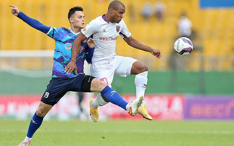 Pha tranh bóng giữa cầu thủ hai đội Becamex Bình Dương và Topenland Bình Định (Ảnh VPF)