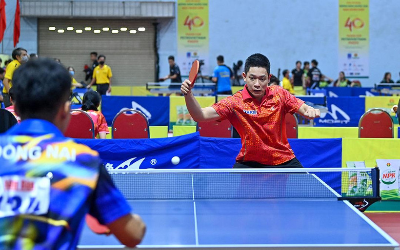 Trận đấu tại giai đoạn hai nội dung đồng đội nam giữa Hà Nội 2 và Đồng Nai. (Ảnh ĐĂNG ANH)