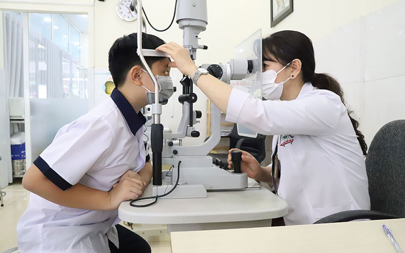 Khám bệnh đau mắt đỏ cho trẻ em tại Bệnh viện Mắt tỉnh Đắk Lắk. 