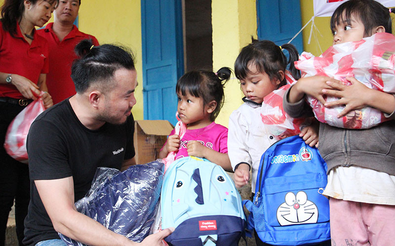 Anh Hồ Hoàng Liêm trao quà tặng các em nhỏ.