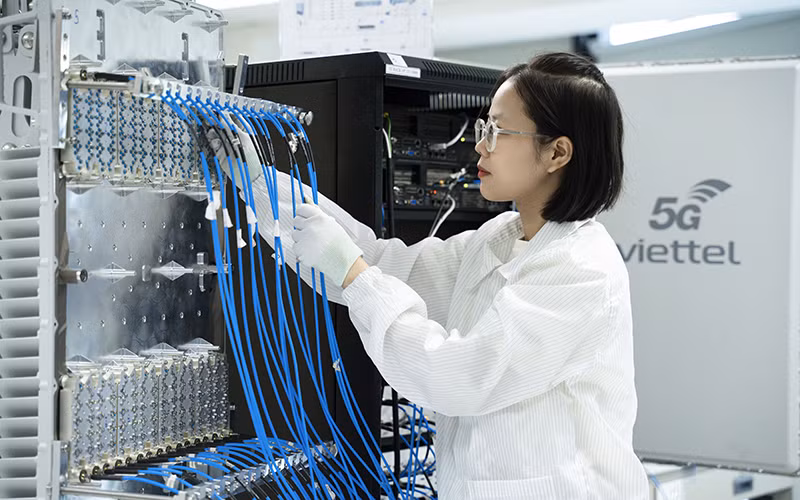 Kỹ thuật viên của Viettel lắp đặt thiết bị trạm gốc 5G do chính đơn vị sản xuất.