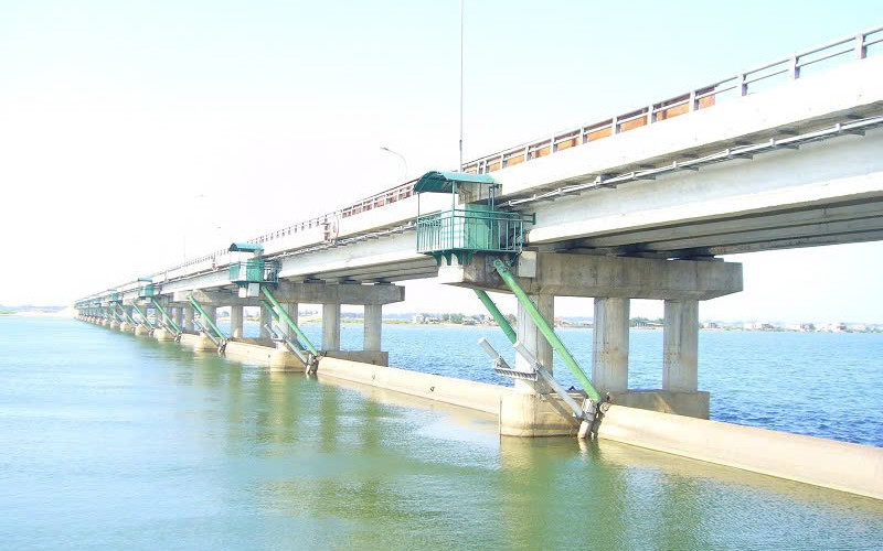 Công nghệ đập sà-lan di động. (Ảnh Viện Khoa học Thủy lợi Việt Nam)