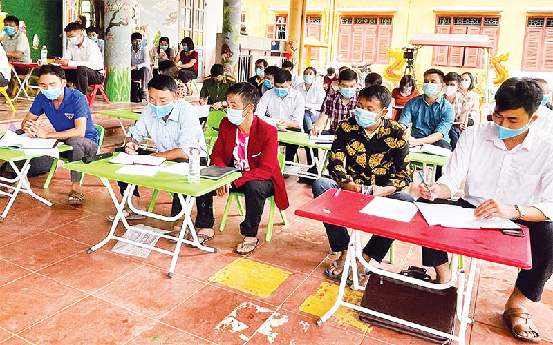 Các đồng chí trong Chi ủy Chi bộ Huổi Hâu điều hành sinh hoạt chi bộ thường kỳ.