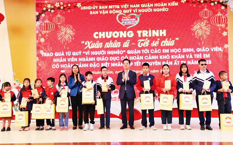 Quận Hoàn Kiếm là một trong những đơn vị tiên phong trong hoạt động chăm lo Tết cho những người có hoàn cảnh khó khăn.