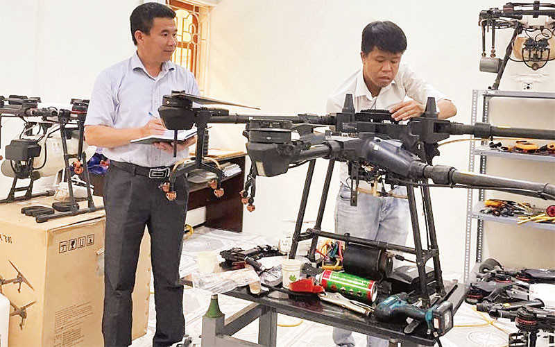 Ông Trần Văn Hưng (bên trái) thăm hỏi, động viên người lao động.