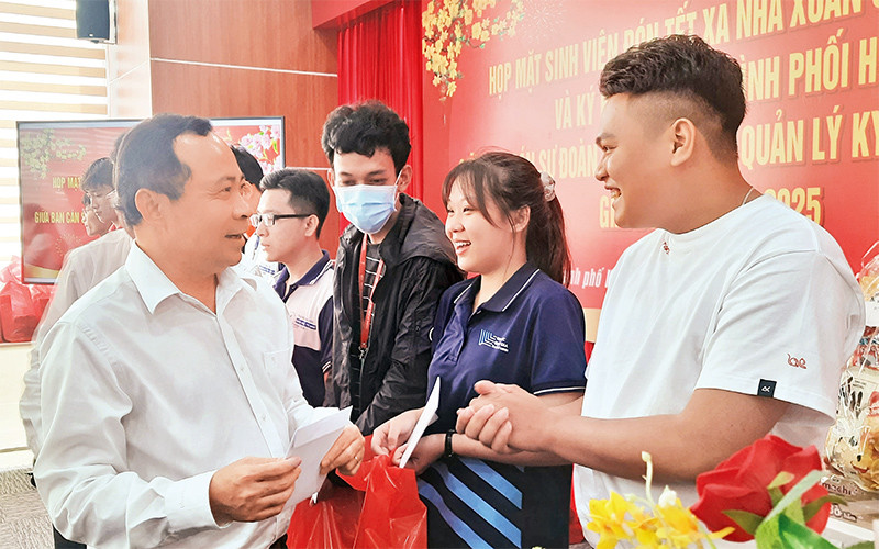 Lãnh đạo Đại học Quốc gia Thành phố Hồ Chí Minh trao quà tặng sinh viên đón Tết xa nhà.