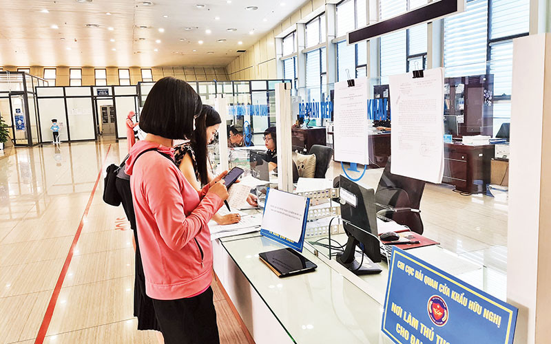 Doanh nghiệp làm thủ tục tại Cửa khẩu quốc tế Hữu Nghị (Lạng Sơn).