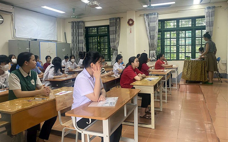 Thí sinh dự thi kỳ thi tuyển vào lớp 10 THPT năm học 2023-2024 tại Hội đồng thi THPT Chuyên Lào Cai. (Ảnh HÀ THUẬN) 
