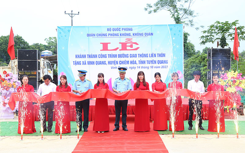 Đại diện Quân chủng Phòng không-Không quân và chính quyền địa phương cắt băng khánh thành đường giao thông tại thôn Tiên Hóa 2, xã Vinh Quang, huyện Chiêm Hóa, tỉnh Tuyên Quang.