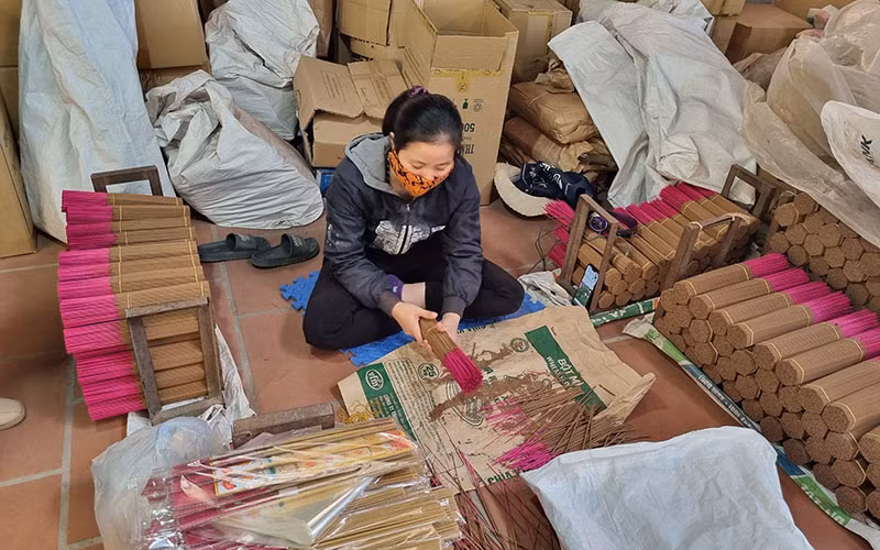 Người dân làng hương Quảng Phú Cầu (Hà Nội) khẩn trương sản xuất phục vụ Tết Nguyên đán.