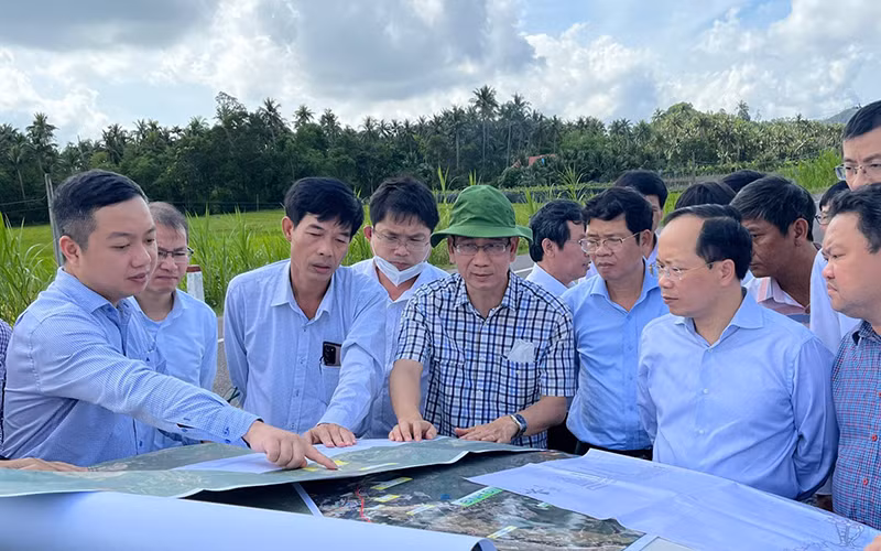 Đại diện các đơn vị thuộc Bộ Giao thông vận tải và tỉnh Phú Yên kiểm tra hướng tuyến đường bộ cao tốc bắc-nam đi qua.