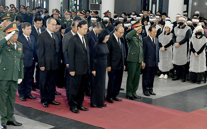 Đoàn Ban Chấp hành Trung ương Đảng vào viếng. (Ảnh ĐĂNG KHOA)