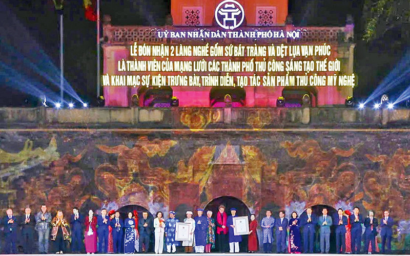 Chủ tịch Hội đồng Thủ công Thế giới trao chứng nhận 2 làng nghề “Gốm sứ Bát Tràng” và “Dệt lụa Vạn Phúc” là thành viên của Mạng lưới các Thành phố thủ công sáng tạo Thế giới. (Ảnh THÀNH NGUYỄN)