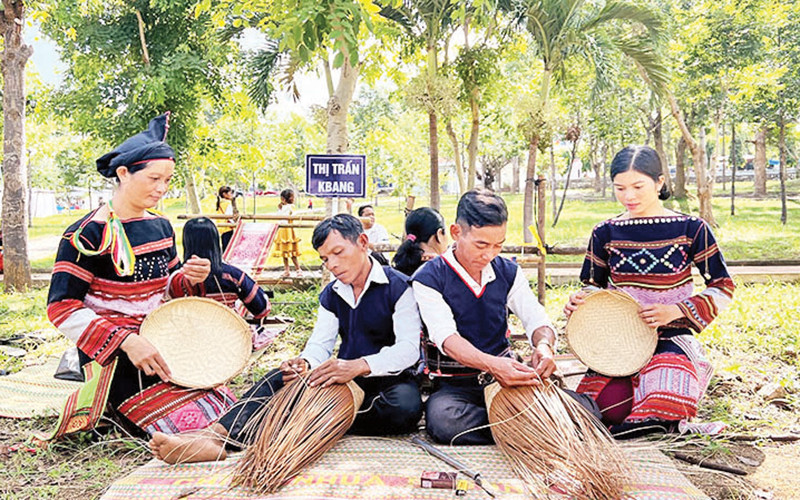 Người Ba Na thị trấn Kbang giữ gìn nghề đan truyền thống.