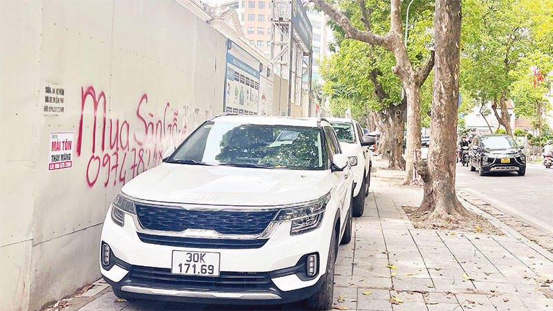 Xe ô-tô đỗ tràn lên trên vỉa hè tại khu vực phố Quán Sứ, quận Hoàn Kiếm. (Ảnh Minh Hà)