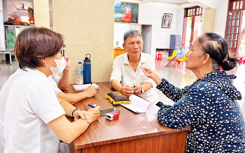 Người dân đến khám tại chùa Phước Thạnh, quận Tân Phú.