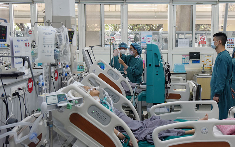 Bác sĩ Bệnh viện Bạch Mai khám và điều trị bệnh nhân. (Ảnh TRẦN HẢI) 