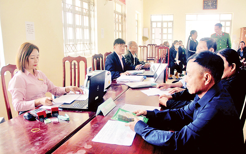 Cán bộ Ngân hàng Chính sách xã hội tỉnh Tuyên Quang giải ngân vốn vay cho người dân xã Vĩnh Lợi, huyện Sơn Dương.