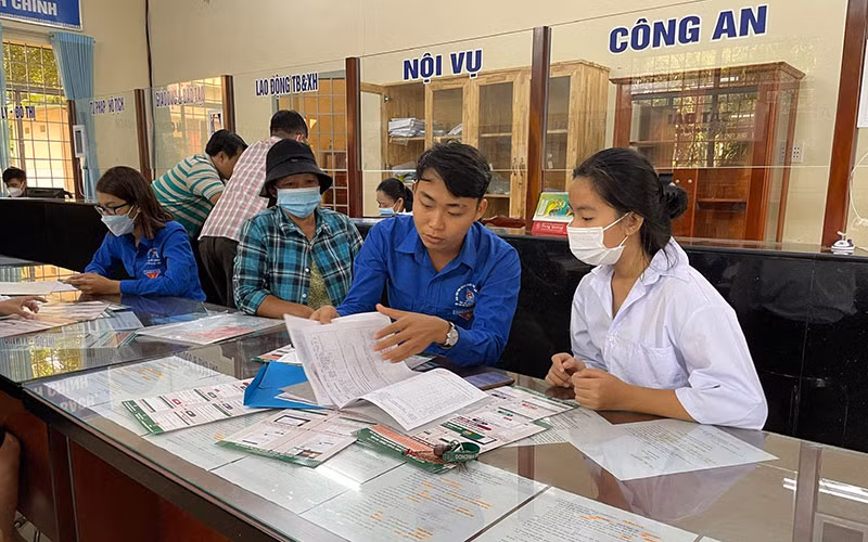 Thành viên tổ công nghệ hướng dẫn, tuyên truyền người dân Bình Phước thực hiện các thủ tục dịch vụ công trực tuyến.