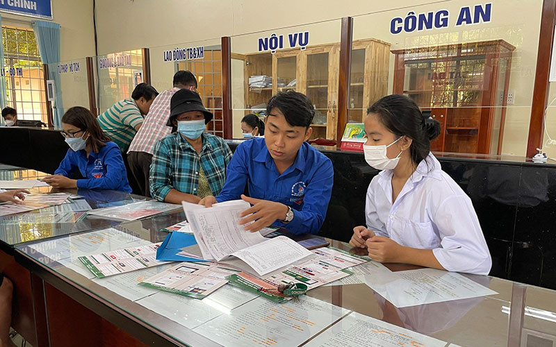Thành viên tổ công nghệ hướng dẫn, tuyên truyền người dân Bình Phước thực hiện các thủ tục dịch vụ công trực tuyến.