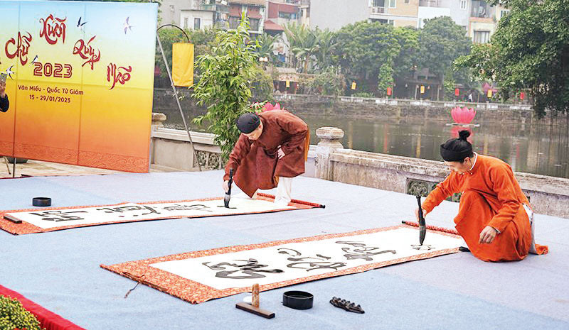 Trình diễn thư pháp tại hồ Văn trong dịp Tết Nguyên đán Quý Mão.