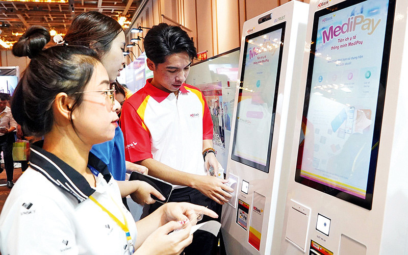 Giới thiệu Kiosk y tế thông minh giúp tinh gọn thủ tục, giảm tải bệnh viện và thúc đẩy chuyển đổi số y tế. (Ảnh THẾ ANH)