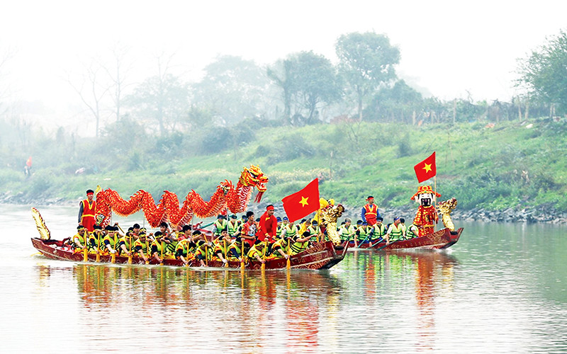 Các đội bơi thực hiện chặng đua theo nghi lễ trình thủy phủ long vương. 
