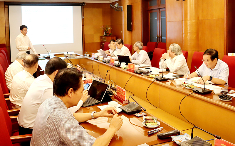 Ứng viên giáo sư năm 2022 trình bày báo cáo tại Hội đồng Giáo sư cơ sở Trường đại học Giao thông vận tải. (Ảnh XUÂN KỲ)