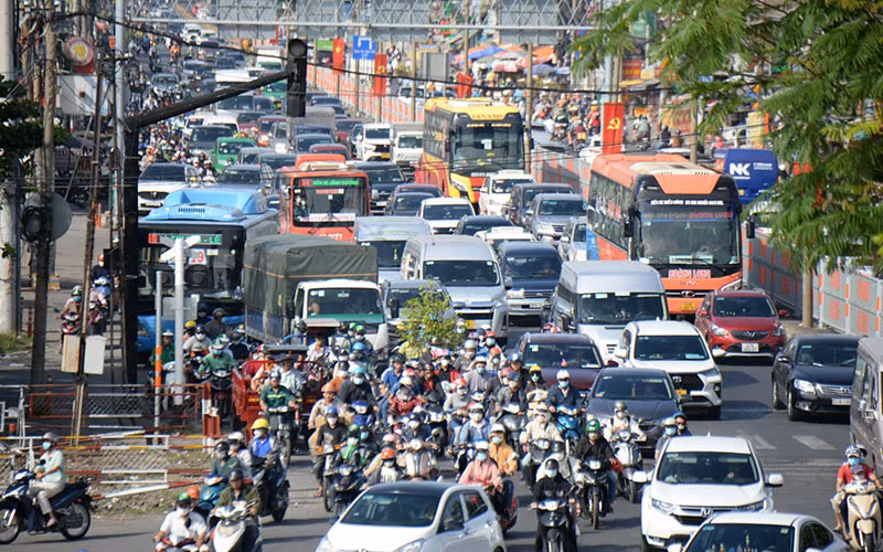 Quốc lộ 13 kéo dài từ cầu Bình Triệu đến ngã tư Bình Phước, thành phố Thủ Đức thường xuyên ùn tắc, được đưa vào danh mục kêu gọi nhà đầu tư cải tạo, mở rộng.