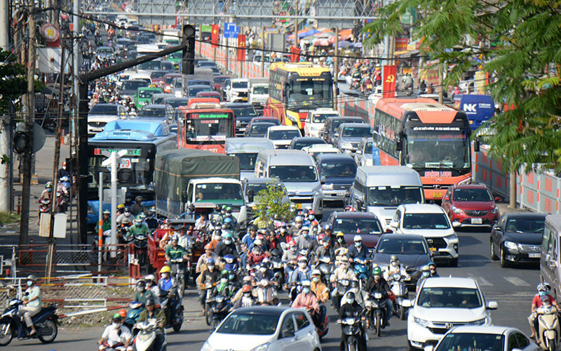 Quốc lộ 13 kéo dài từ cầu Bình Triệu đến ngã tư Bình Phước, thành phố Thủ Đức thường xuyên ùn tắc, được đưa vào danh mục kêu gọi nhà đầu tư cải tạo, mở rộng.