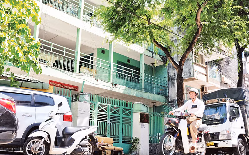 Một trụ sở công bỏ trống nhiều năm sau sáp nhập đơn vị hành chính tại Quận 10 chưa được sửa chữa để sử dụng lại. (Ảnh Thế Anh).