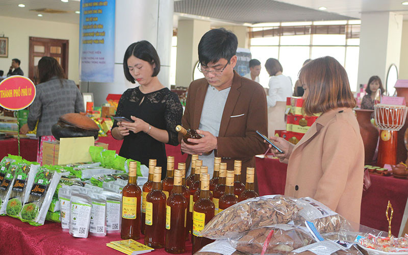 Các sản phẩm được công nhận OCOP trưng bày tại hội nghị kết nối thương mại.