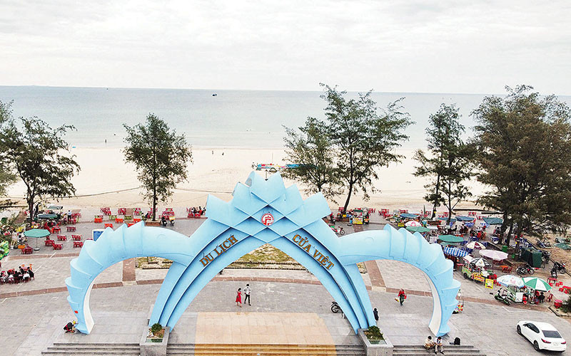 Khu du lịch biển Cửa Việt đang được đầu tư xây dựng, chỉnh trang để thu hút du khách.