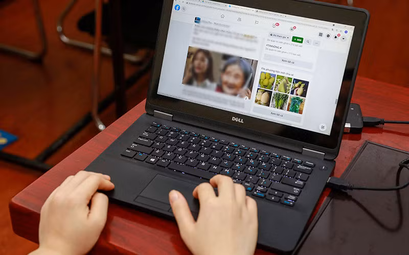 Khi sử dụng máy tính xách tay không nên vừa sạc, vừa sử dụng liên tục, nhất là trong môi trường nhiệt độ cao. Sử dụng đúng loại sạc và theo hướng dẫn của nhà sản xuất. (Ảnh TUỆ NGHI)