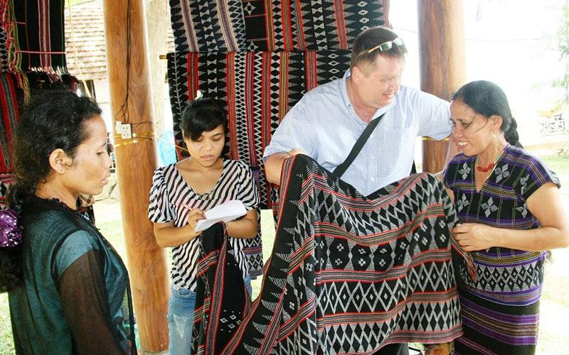 Dệt zèng, một sản phẩm du lịch đặc trưng của đồng bào dân tộc thiểu số A Lưới.