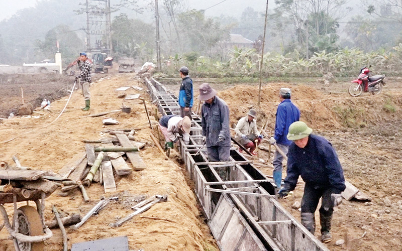 Chính quyền địa phương đầu tư xây dựng hệ thống kênh mương kiên cố cho cánh đồng bị ảnh hưởng do mưa lũ tại xã Việt Vinh.