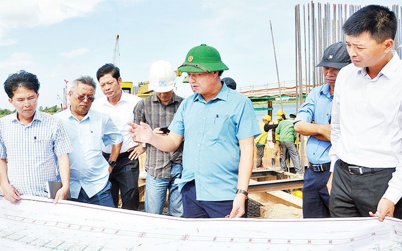 Phó Bí thư Tỉnh ủy, Chủ tịch Ủy ban nhân dân tỉnh Quảng Trị Võ Văn Hưng kiểm tra thi công cầu Thạch Hãn 1 qua sông Thạch Hãn.