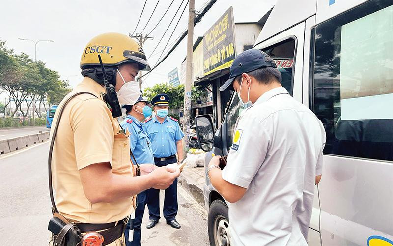 Đội Thanh tra giao thông số 5, Thanh tra Sở Giao thông vận tải kiểm tra, xử lý một tài xế xe khách vi phạm đón khách dọc đường.