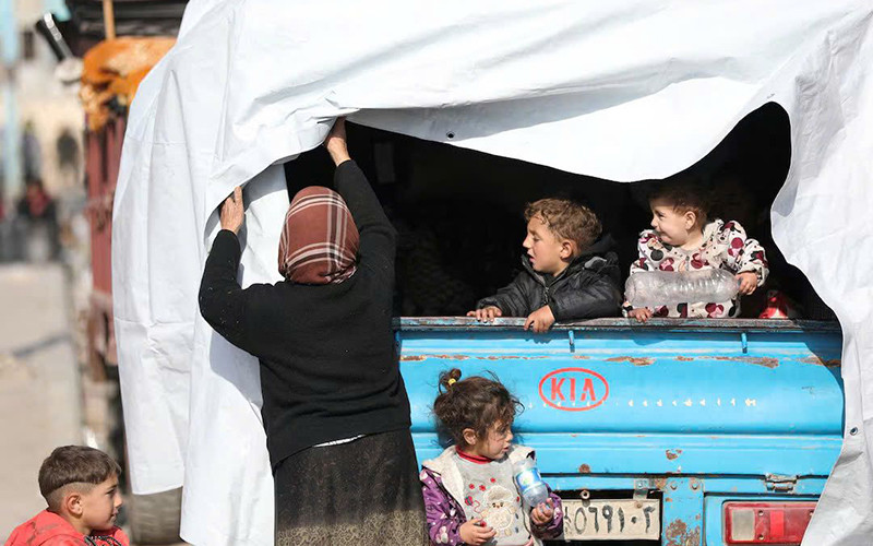 Người dân di dời khỏi khu vực Aleppo của Syria để tránh giao tranh. (Ảnh REUTERS)