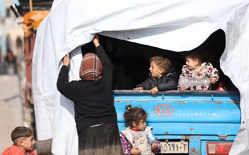 Người dân di dời khỏi khu vực Aleppo của Syria để tránh giao tranh. (Ảnh REUTERS)