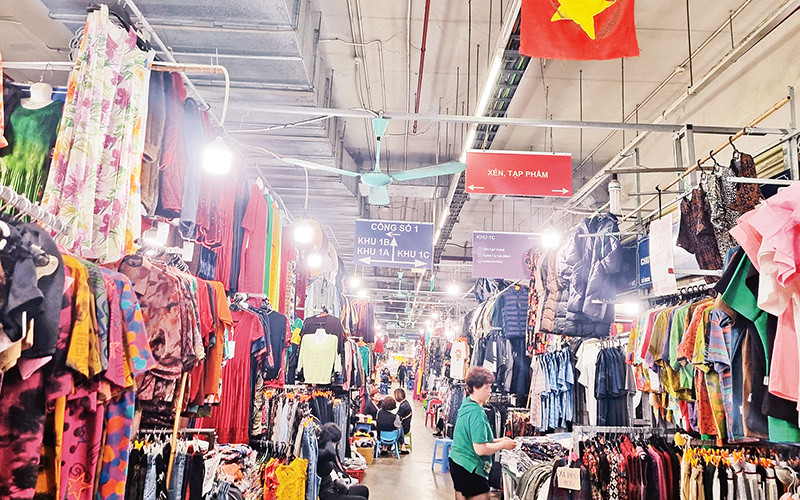 Chợ truyền thống vắng khách.