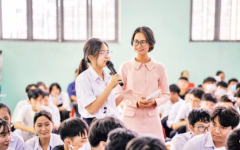 Nhà văn, nhà báo Phương Huyền giao lưu cùng học sinh trong chương trình “Trò chuyện với tương lai”. (Ảnh CTV)