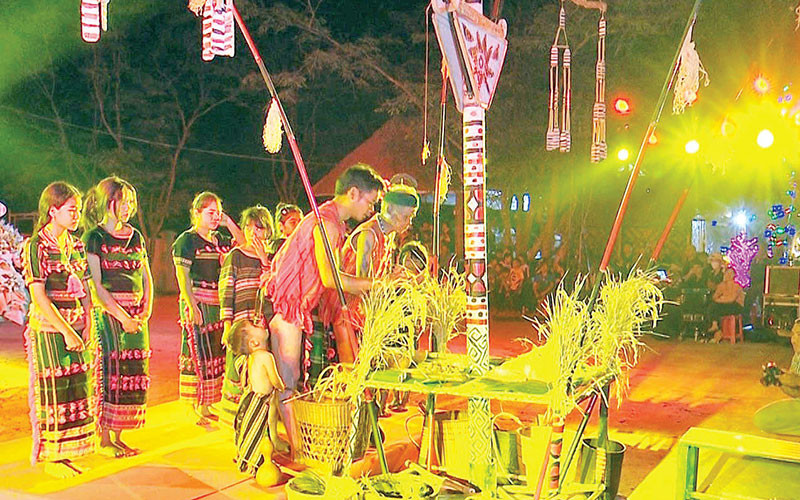 Nghi lễ cúng tuốt lúa của người M’nông.