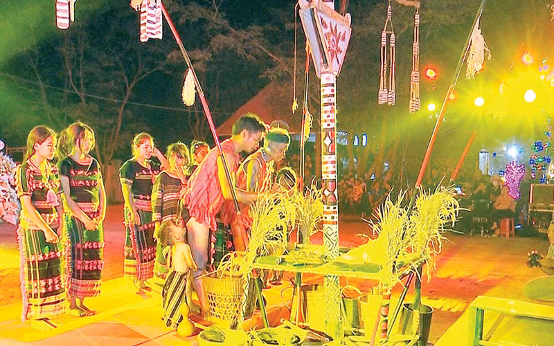 Nghi lễ cúng tuốt lúa của người M’nông.