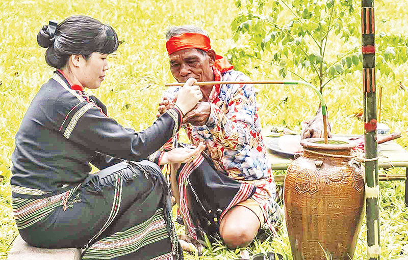 Lễ cúng và đeo vòng đồng cho bà mẹ mang thai của người Ê Đê. (Ảnh BẢO TÀNG ĐẮK LẮK)