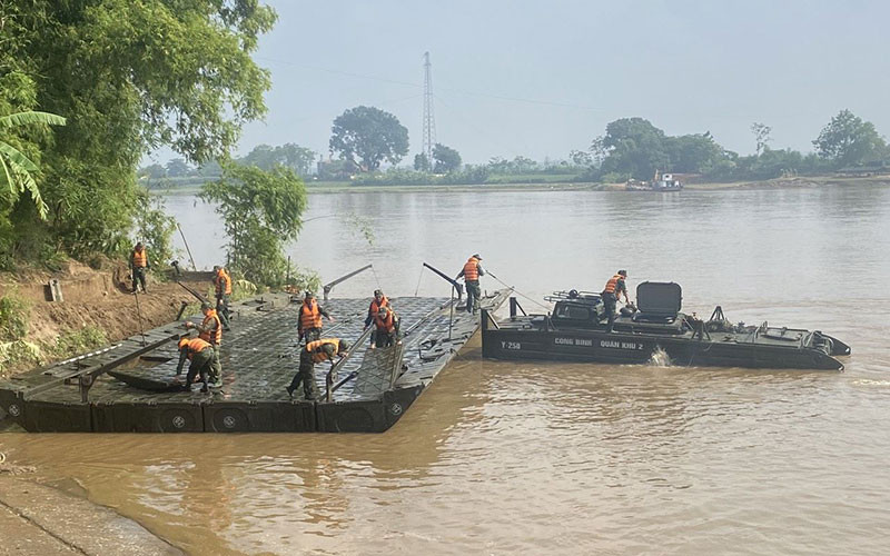 Cán bộ, chiến sĩ Lữ đoàn 543 (Quân khu 2) thi đua huấn luyện ghép phà.
